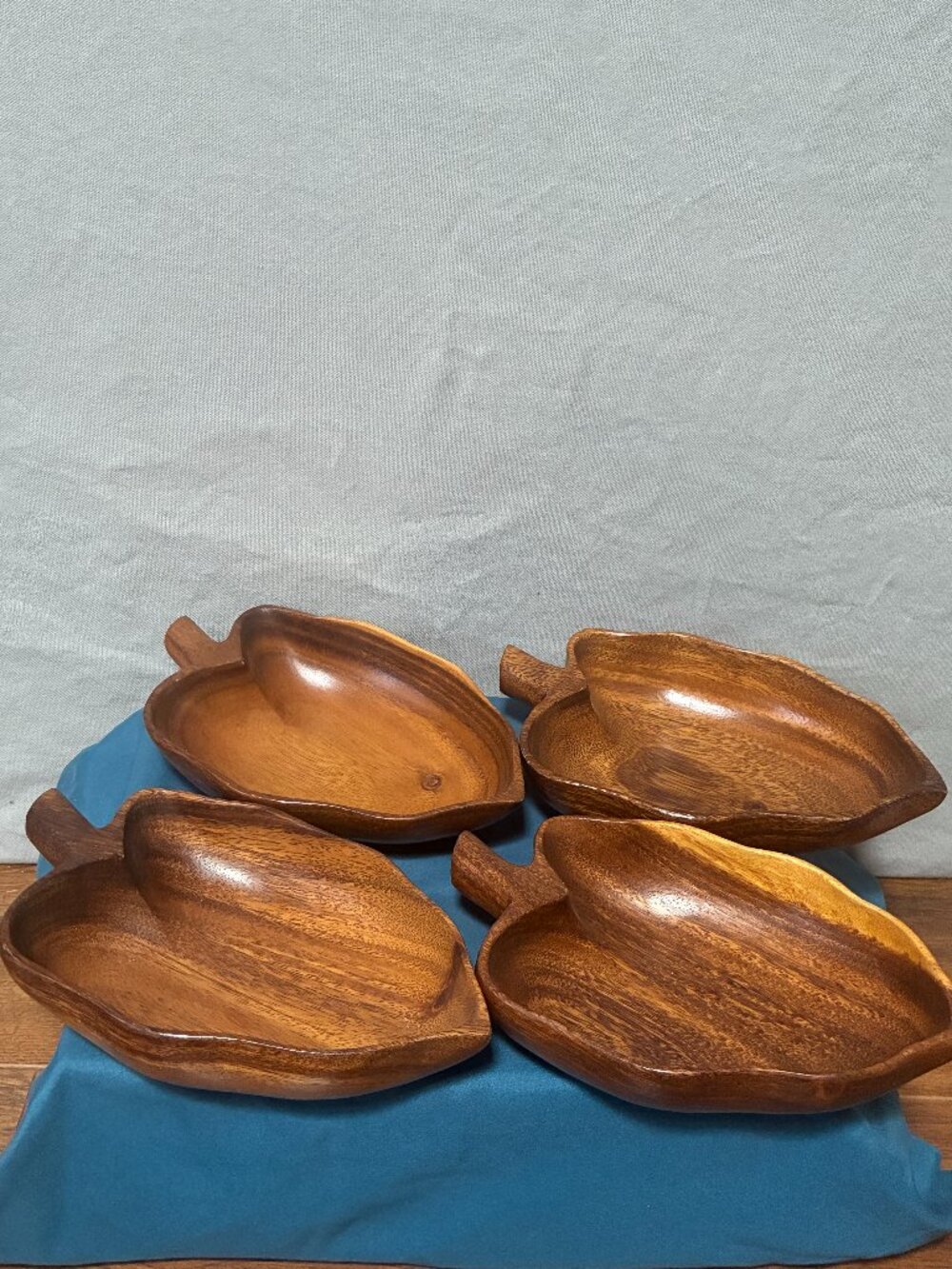 Vintage Brown Carved Monkey Pod Wood Salad Bowls 4pc Set Acorn Leaf Fall Decor.